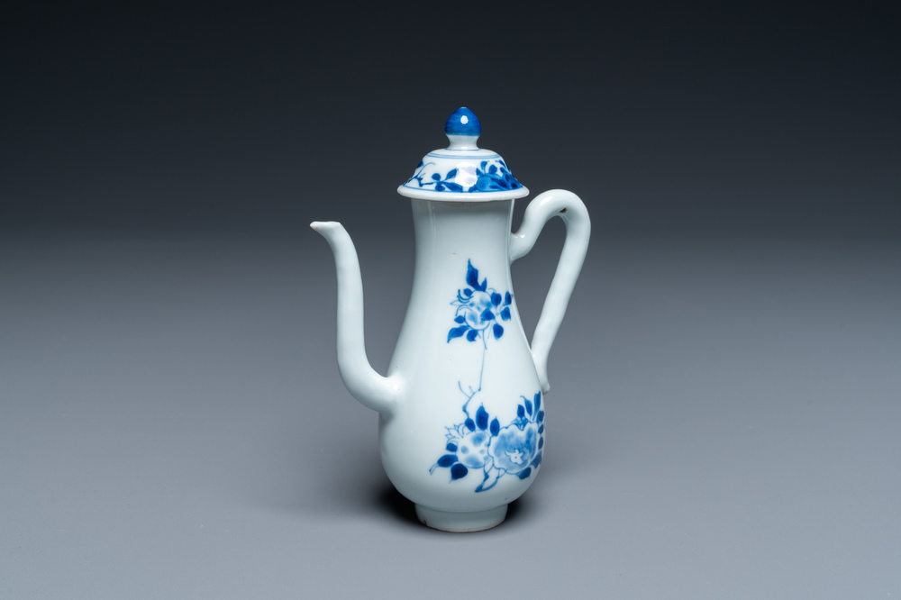 A Chinese blue and white ewer with floral design, Transitional period