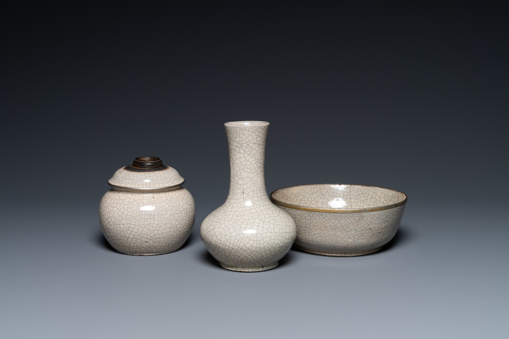 A Chinese ge-type crackle-glazed vase, a bowl and a water pipe, 18/19th C.