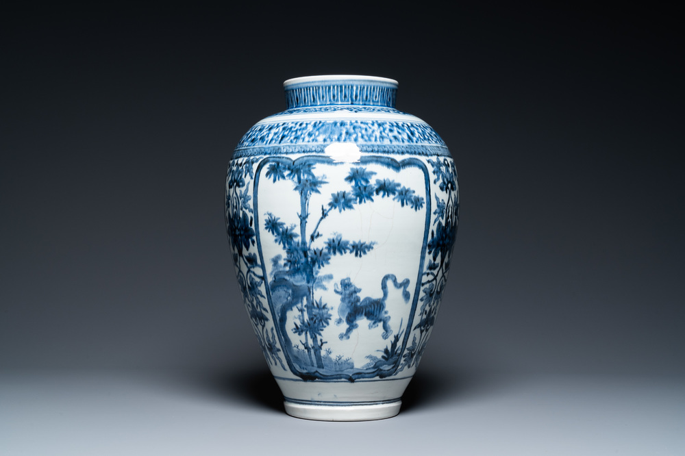 Een Japanse blauw-witte Arita vaas met een tijger, Edo, 17e eeuw
