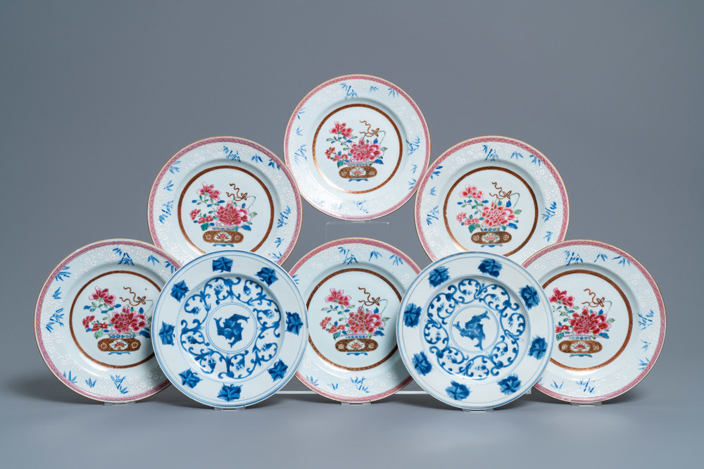 Zes Chinese famille rose borden en een paar blauw-witte, Kangxi/Qianlong