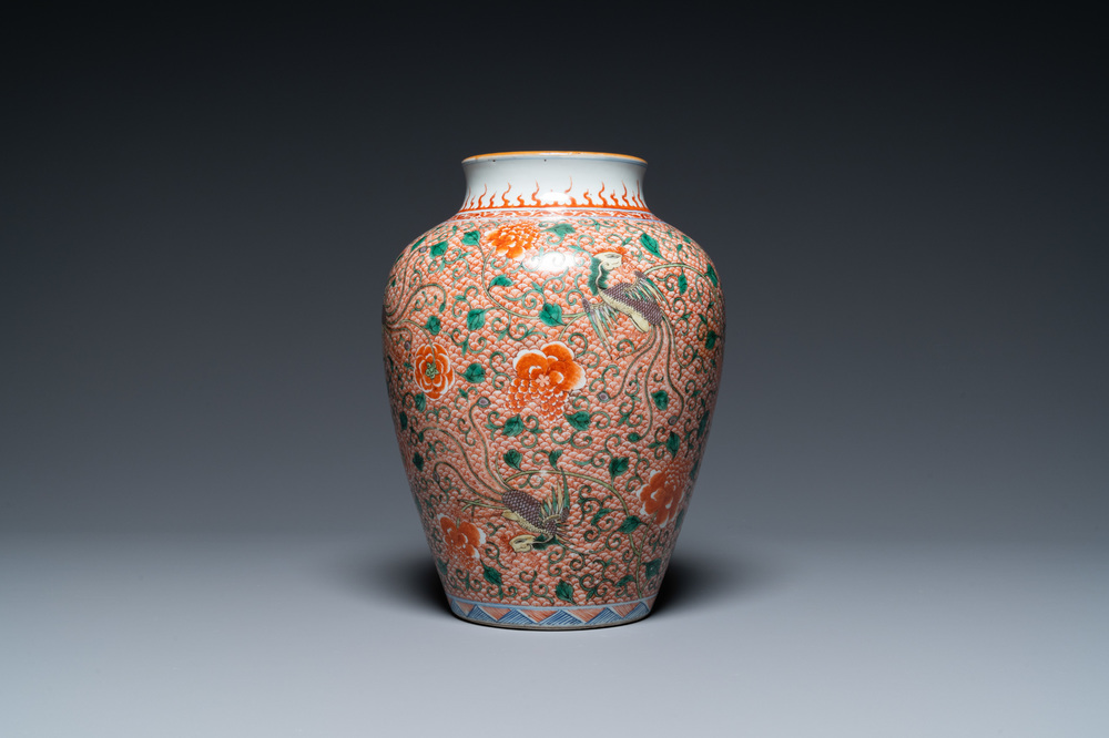 A Chinese wucai 'phoenixes' vase, 19th C.
