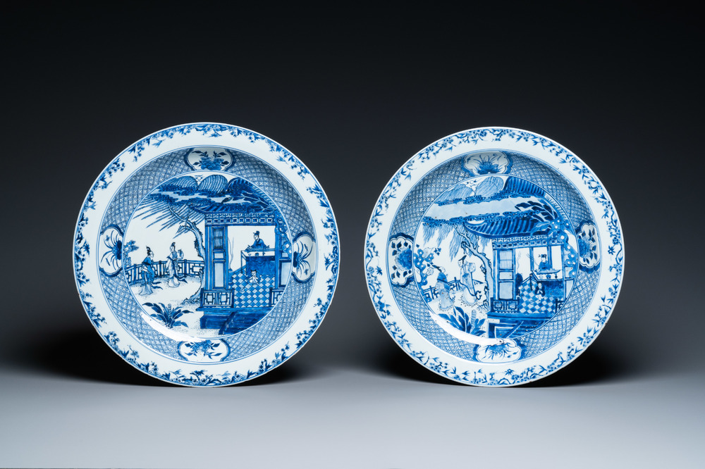 Une paire de grands plats en porcelaine de Chine en bleu et blanc &agrave; d&eacute;cor d'une sc&egrave;ne du 'Xi Xiang Ji', Yongzheng