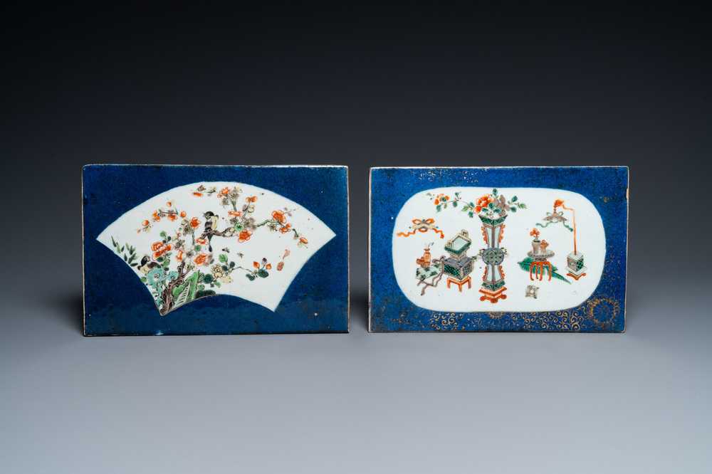 Deux plaques en porcelaine de Chine famille verte &agrave; fond bleu poudr&eacute;, Kangxi