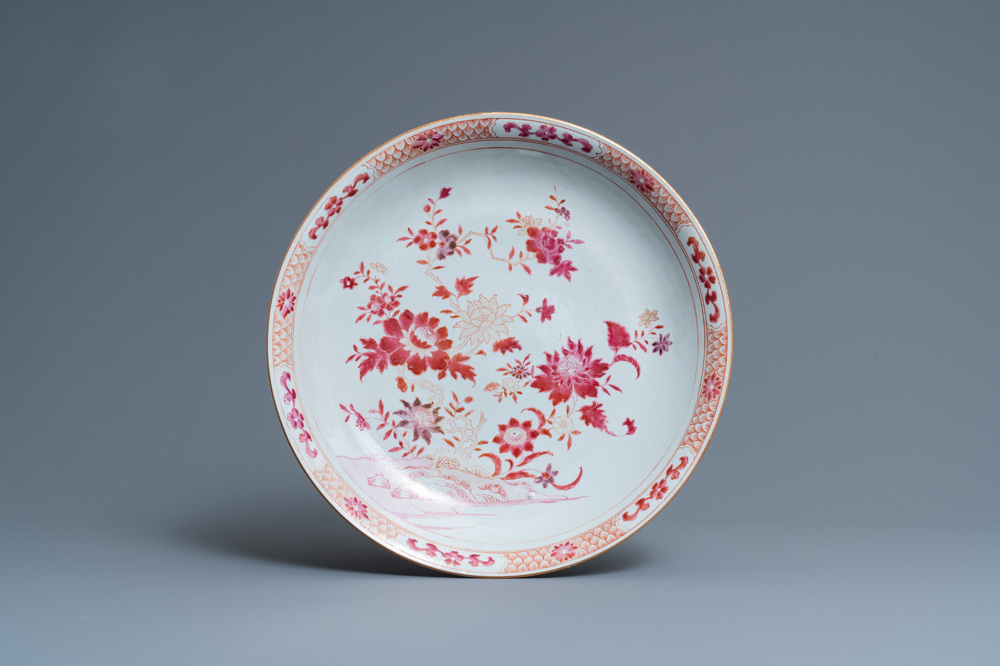 Un plat en porcelaine de Chine famille rose &agrave; d&eacute;cor floral, Qianlong