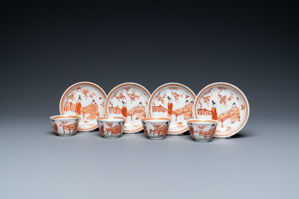 Quatre tasses et soucoupes en porcelaine de Chine en rouge de fer et dor&eacute; &agrave; d&eacute;cor d'un homme et d'une femme &agrave; table, Kangxi