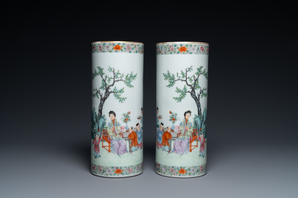 Une paire de porte-chapeaux en porcelaine de Chine famille rose, marque 'Lin zhi cheng xiang, R&eacute;publique