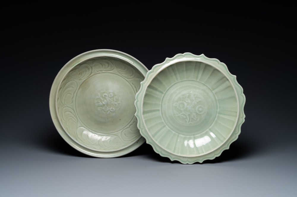 Twee Chinese Longquan celadon schotels met onderglazuur decor, Ming