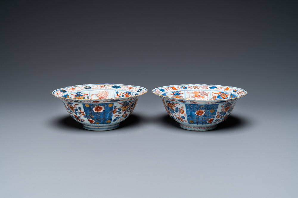 Une paire de bols en porcelaine de Chine de style Imari, Kangxi