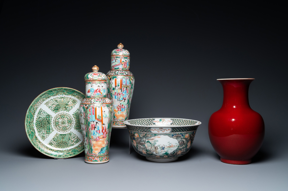 Trois vases, un bol et un plat en porcelaine de Chine, 19/20&egrave;me