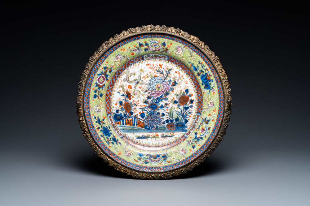 Un plat en porcelaine de Chine surd&eacute;cor&eacute; &agrave; monture en bronze, Kangxi