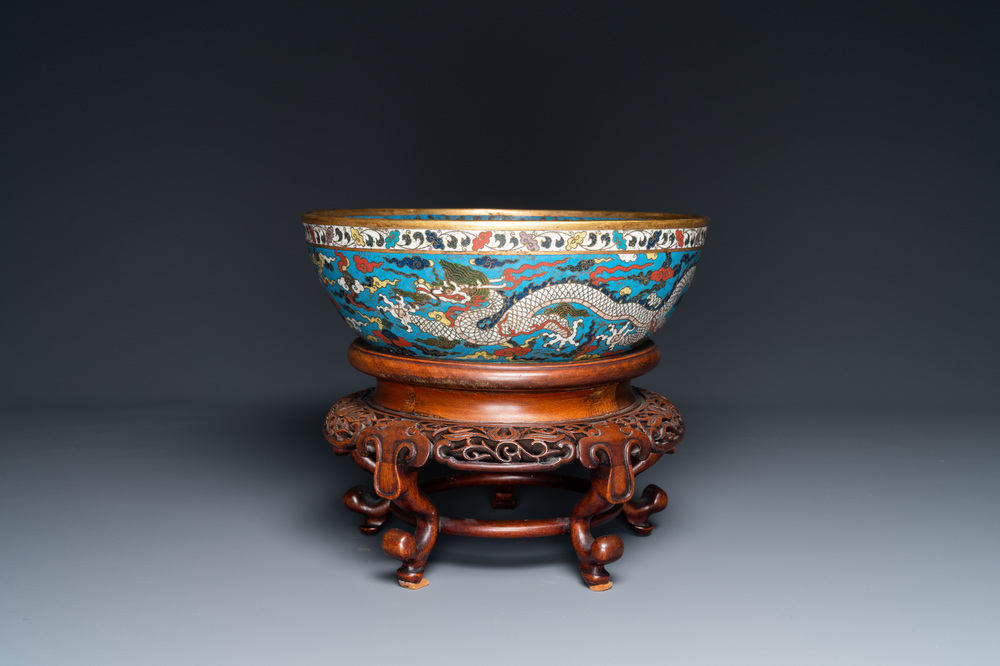 Een Chinese cloisonn&eacute; 'draken' kom, Wanli merk, 19e eeuw