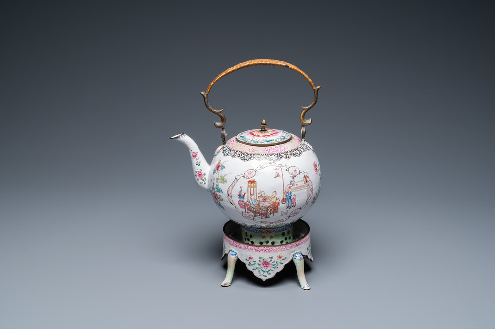 Een Chinese Canton email theepot op komfoor, Qianlong