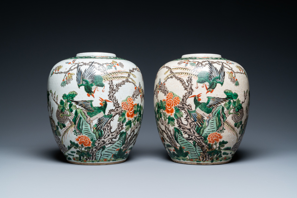 Une paire de pots en porcelaine de Chine famille verte &agrave; fond craquel&eacute;, 19&egrave;me