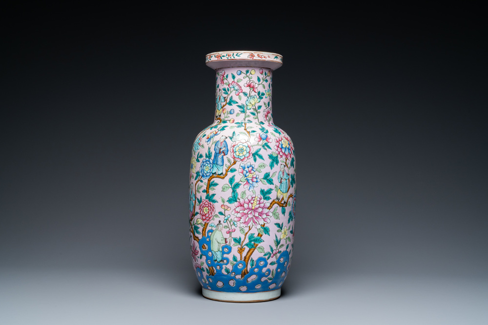 Un vase de forme rouleau en porcelaine de Chine famille rose &agrave; fond rose claire, 19&egrave;me