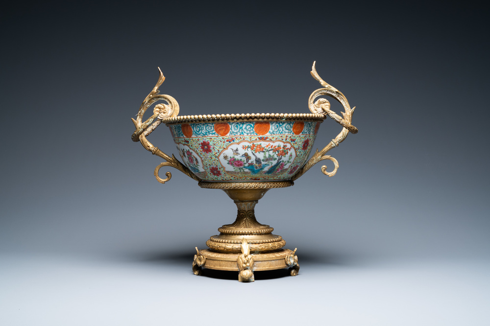 Un bol en porcelaine de Chine famille rose &agrave; monture en bronze dor&eacute;, 19&egrave;me