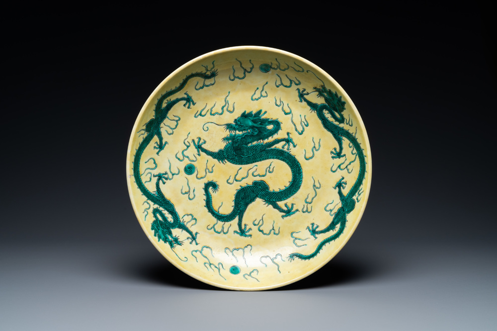 Un plat en porcelaine de Chine famille verte &agrave; d&eacute;cor de dragons sur fond jaune, probablement Qianlong