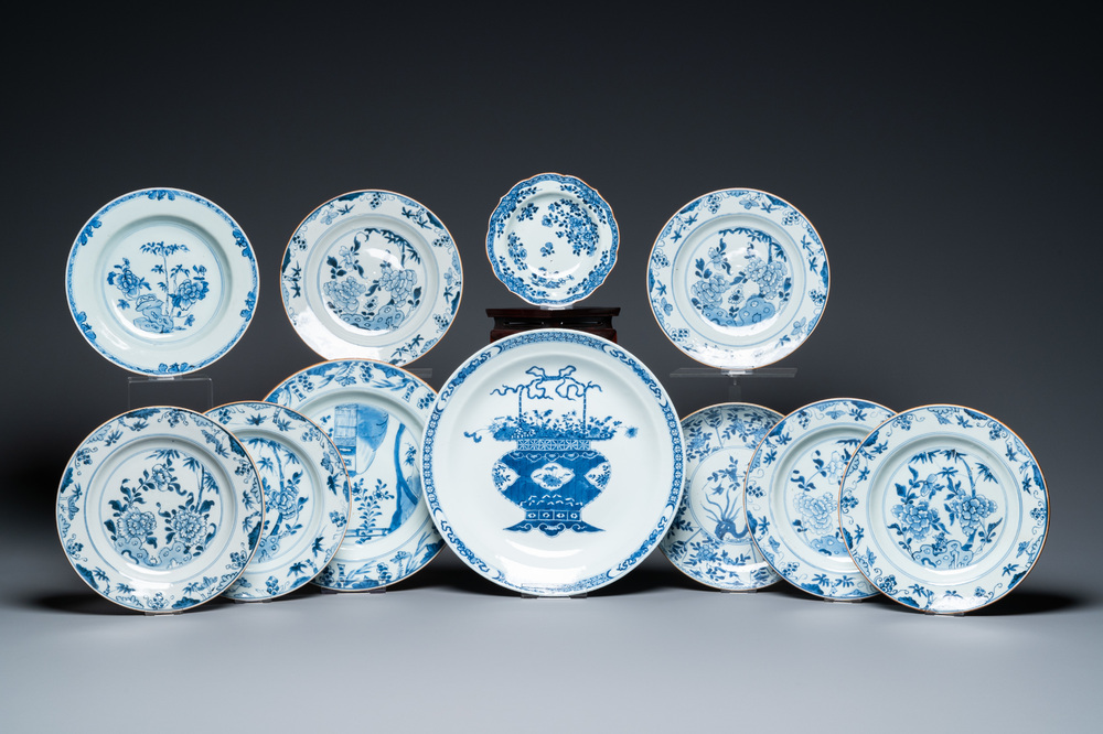 Onze assiettes en porcelaine de Chine en bleu et blanc, Kangxi et apr&egrave;s