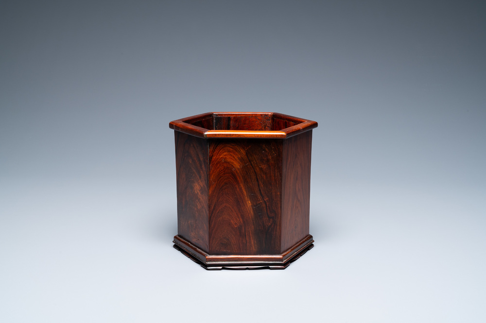 A Chinese hexagonal 'huali' wooden brush pot, 18/19th C.