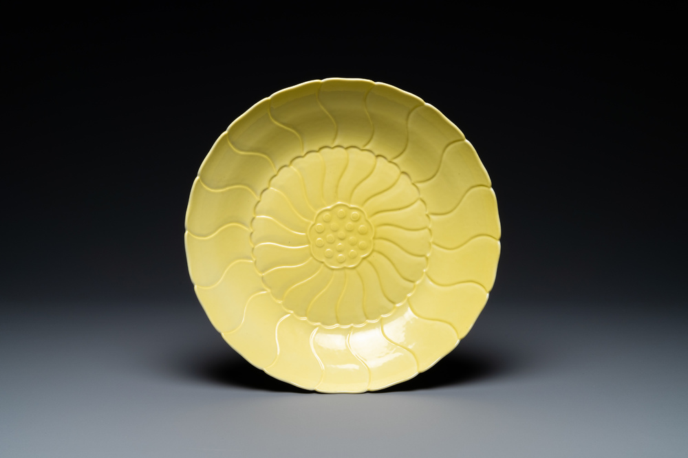 Un plat en forme de lotus en porcelaine de Chine en jaune monochrome, R&eacute;publique