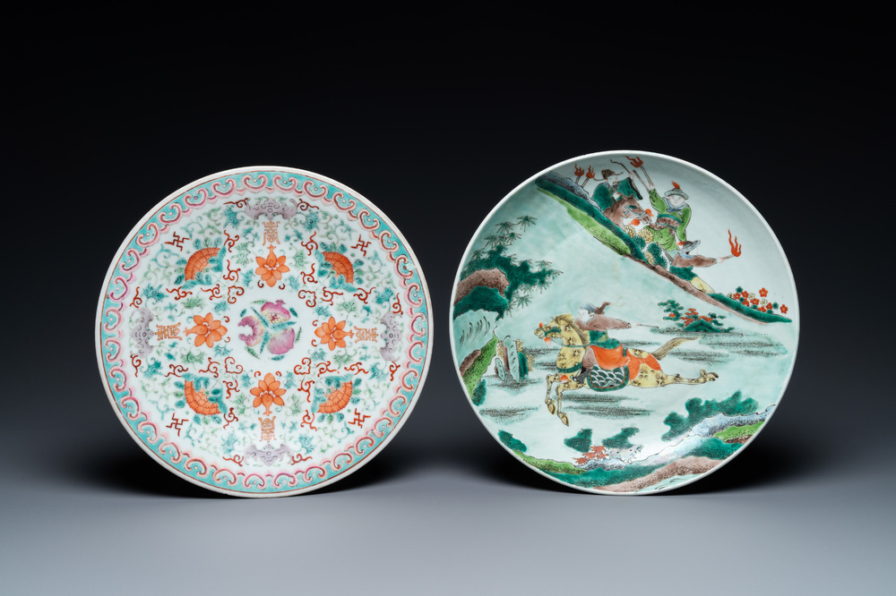 Een Chinese famille verte 'ruiter' schotel en een famille rose 'Shou' schotel, 19e eeuw