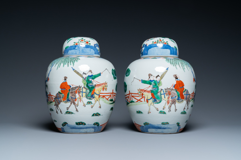 Une paire de pots couverts en porcelaine de Chine wucai, marque de Wanli, 19&egrave;me