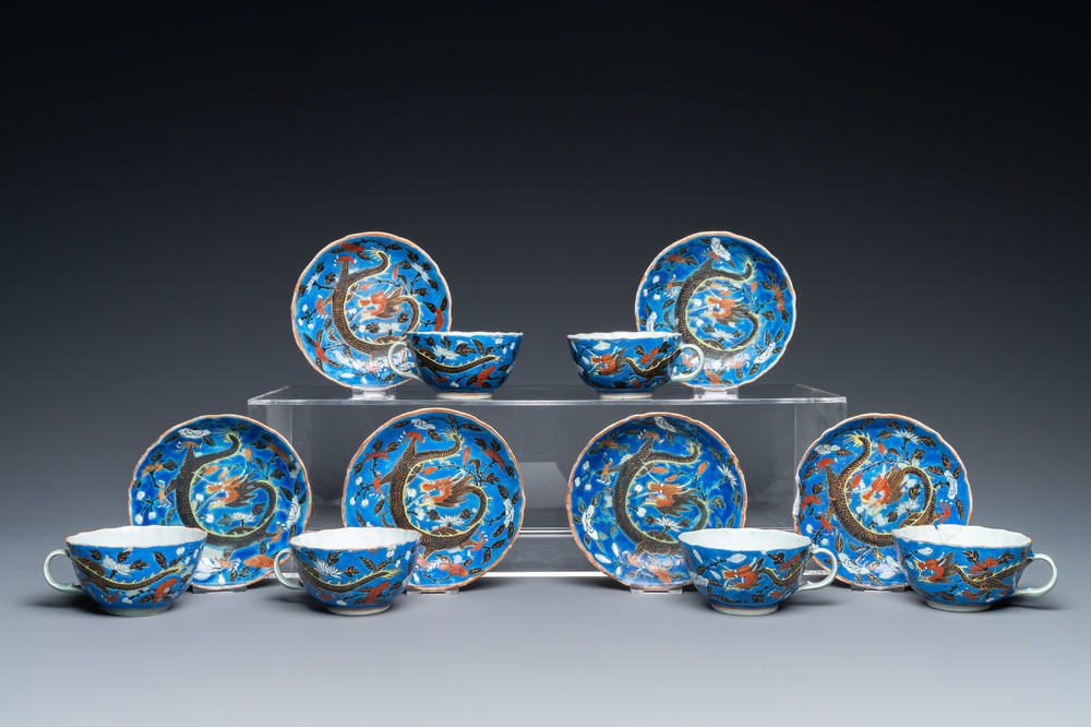 Zes Chinese koppen en schotels met draken op blauwe fondkleur, 19e eeuw