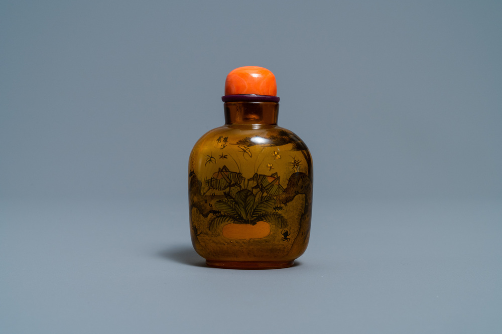 Une tabati&egrave;re en verre peint &agrave; l'int&eacute;rieur &agrave; d&eacute;cor de sauterelles, attr. &agrave; Xue Shaofu, ca. 1900