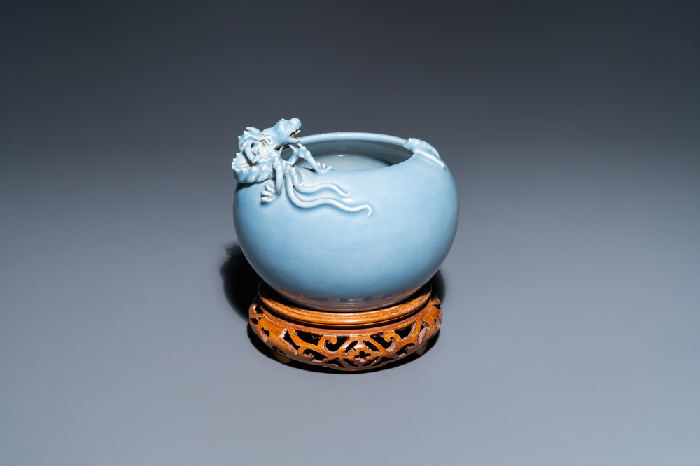Un lave-pinceaux en porcelaine de Chine bleu de lavande monochrome, marque de Yongzheng, 19&egrave;me