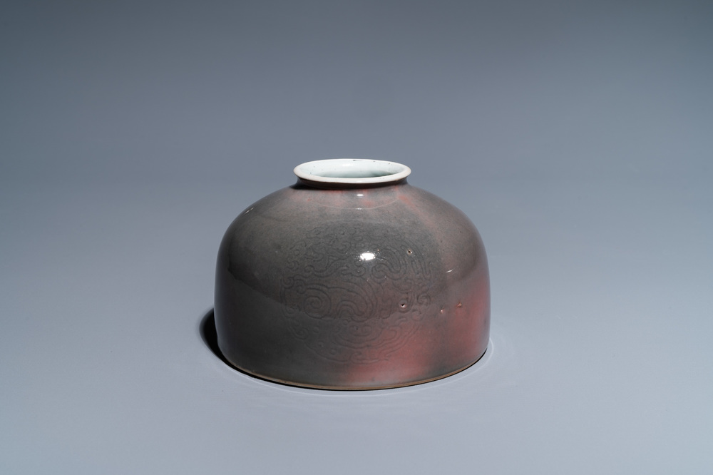 Un pot &agrave; eau en porcelaine de Chine &agrave; &eacute;mail 'fleur de p&ecirc;cher', marque de Kangxi, 19/20&egrave;me