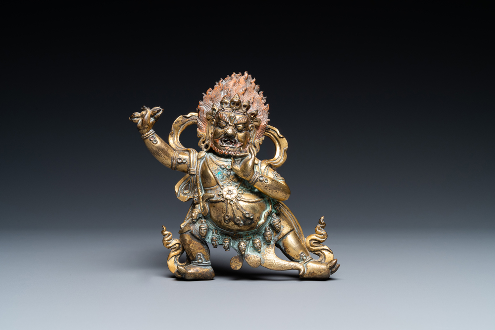 Een Chinese vergulde bronzen figuur van Mahakala, 18e eeuw