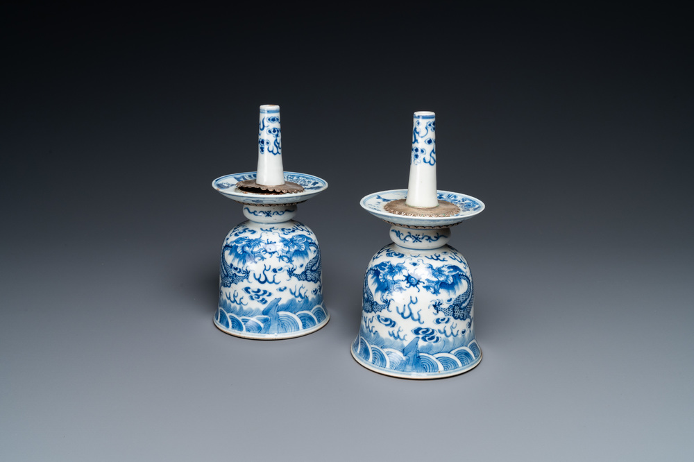 Une paire de bougeirs en porcelaine de Chine en bleu et blanc &agrave; d&eacute;cor de dragons, 19&egrave;me