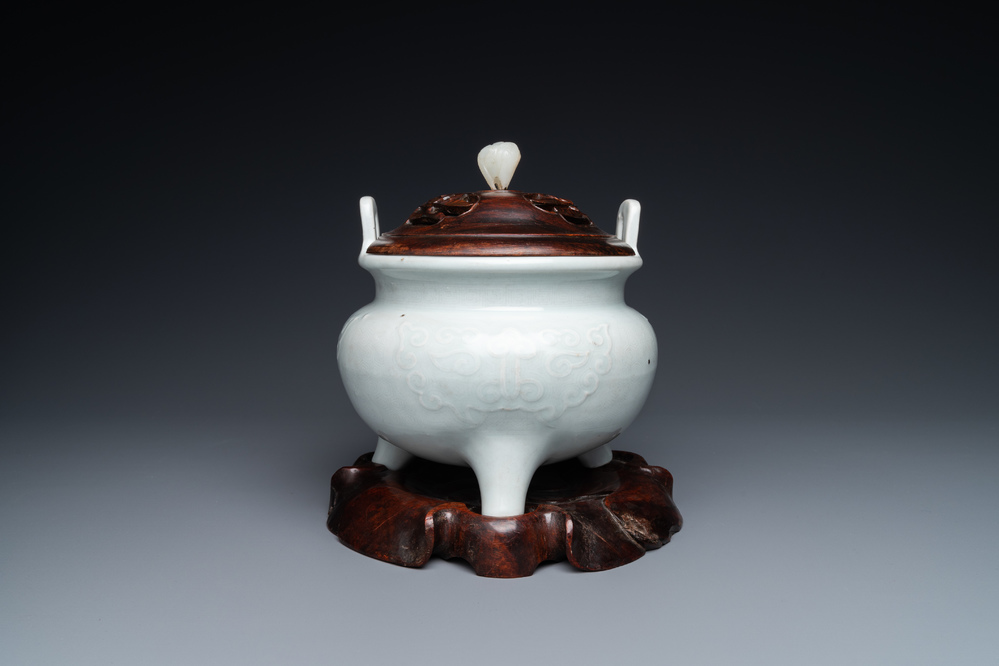 A large Chinese blanc de Chine censer with jade-topped wooden lid and stand, 18/19th C.
