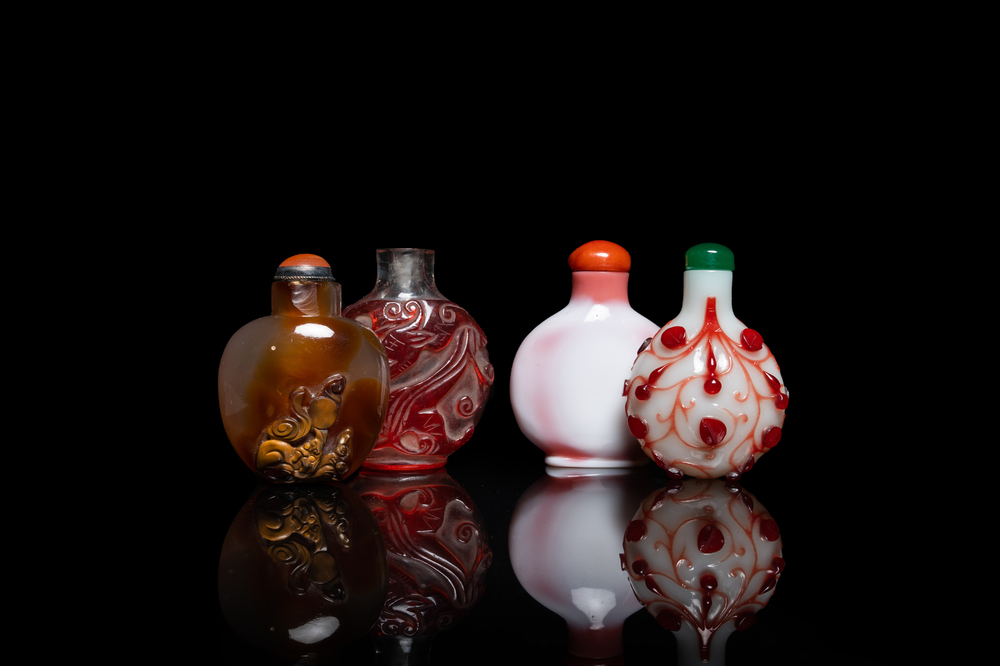 Four Chinese agate and glass snuff bottles, 19/20th C.