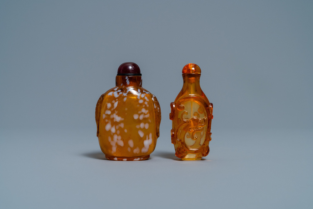 Deux tabati&egrave;res en verre imitant l'agate, Chine, 18/19&egrave;me