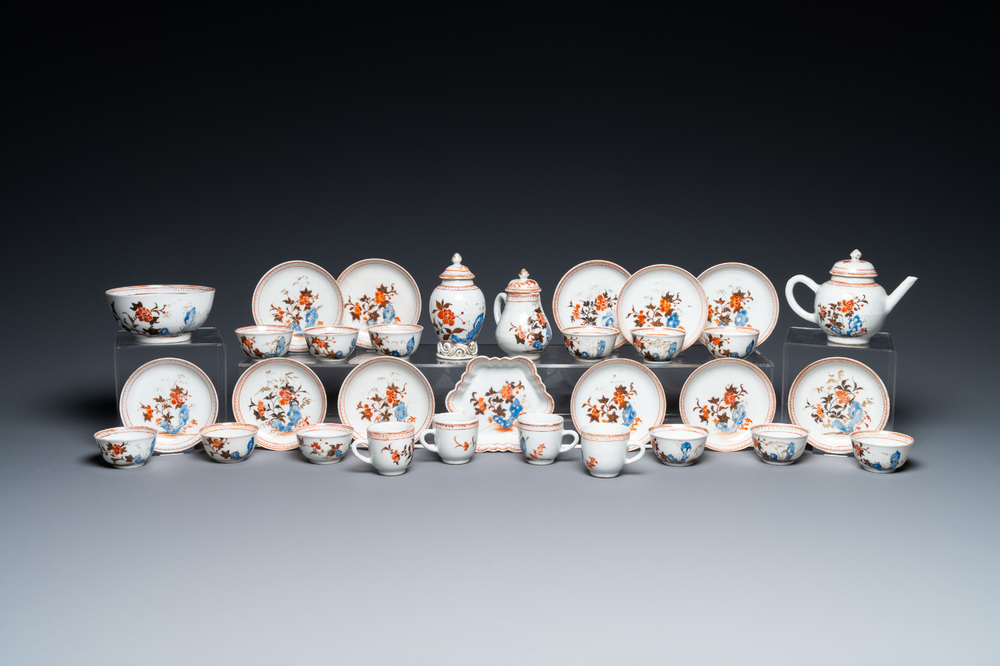 Een zeldzaam Chinees blauw-wit en ijzerrood 32-delig miniatuur theeservies, Qianlong