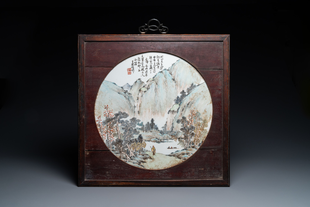 Une plaque &agrave; d&eacute;cor d'un paysage en porcelaine de Chine qianjiang cai, sign&eacute; Wang Shao Wei, 19&egrave;me