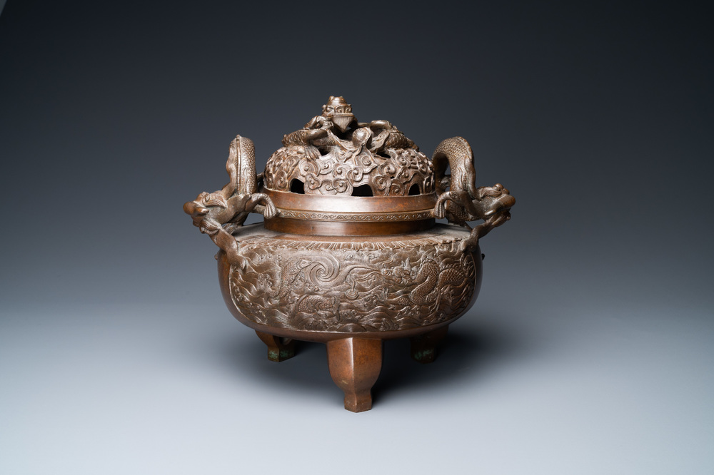 Een grote Chinese driepotige bronzen wierookbrander met draken als handgrepen, Xuande merk, 18/19e eeuw