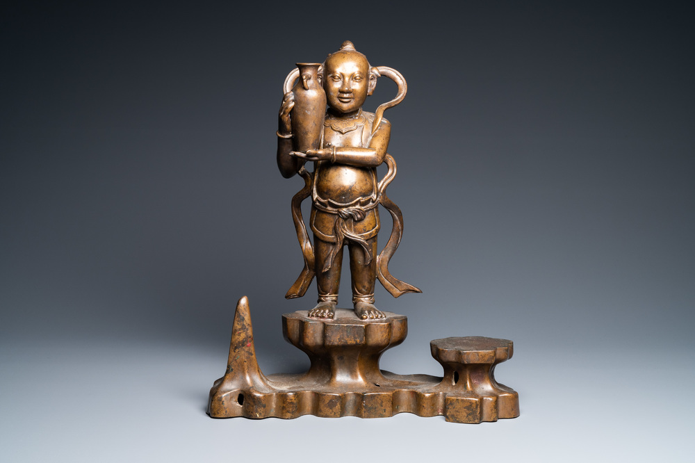 Een grote Chinese bronzen figuur van &eacute;&eacute;n van de Hoho broers met een vaas in de hand, Qing