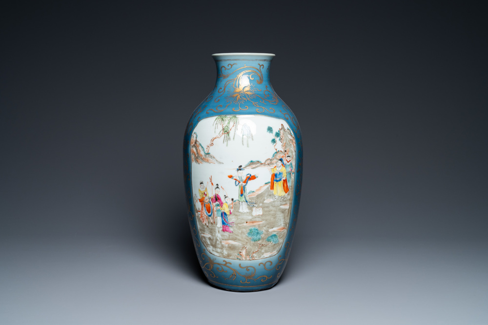 Un vase en porcelaine de Chine famille rose &agrave; fond bleu rehauss&eacute; d'or, 18/19&egrave;me