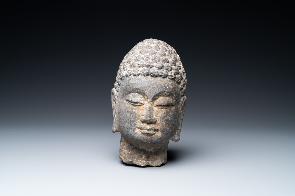 Une t&ecirc;te de Bouddha en pierre sculpt&eacute;e, Chine, Ming