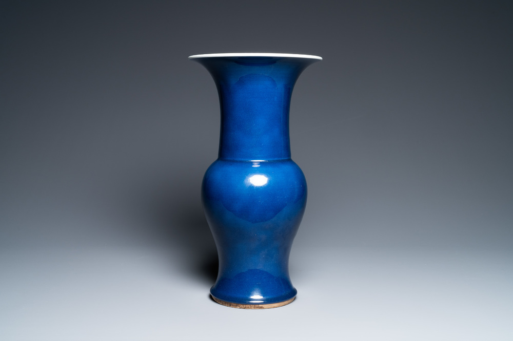 Un vase de forme 'yenyen' en porcelaine de Chine en bleu monochrome, Yongzheng/Qianlong