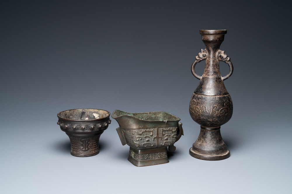 Een Chinese bronzen wierookbrander, een vaas en een kan, Ming/Qing