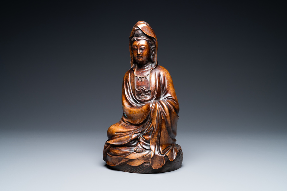 Une figure de Guanyin en bronze incrust&eacute; d'argent, marque Shi Sou, 18/19&egrave;me