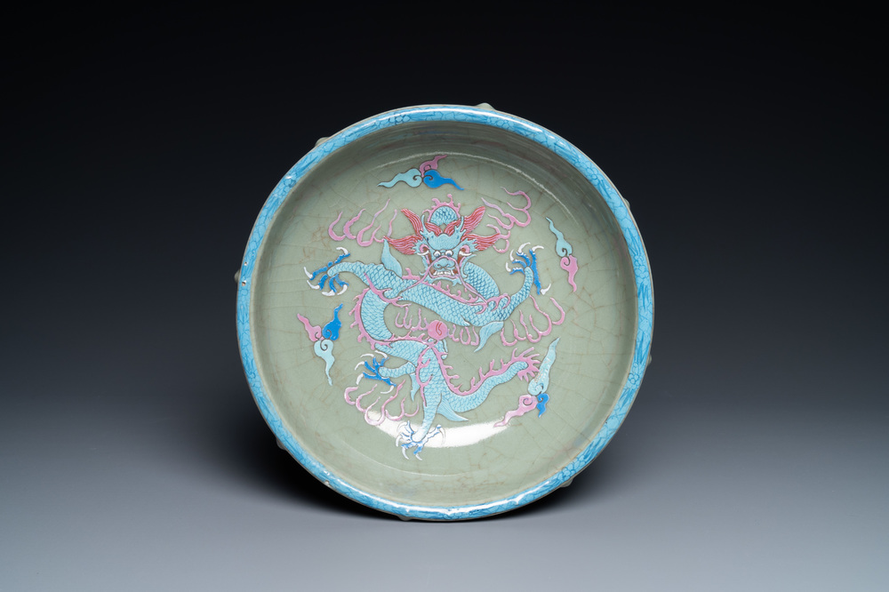 Een Chinese ge&euml;mailleerde celadon wierookbrander met een draak op lotusvormige houten voet, Qing