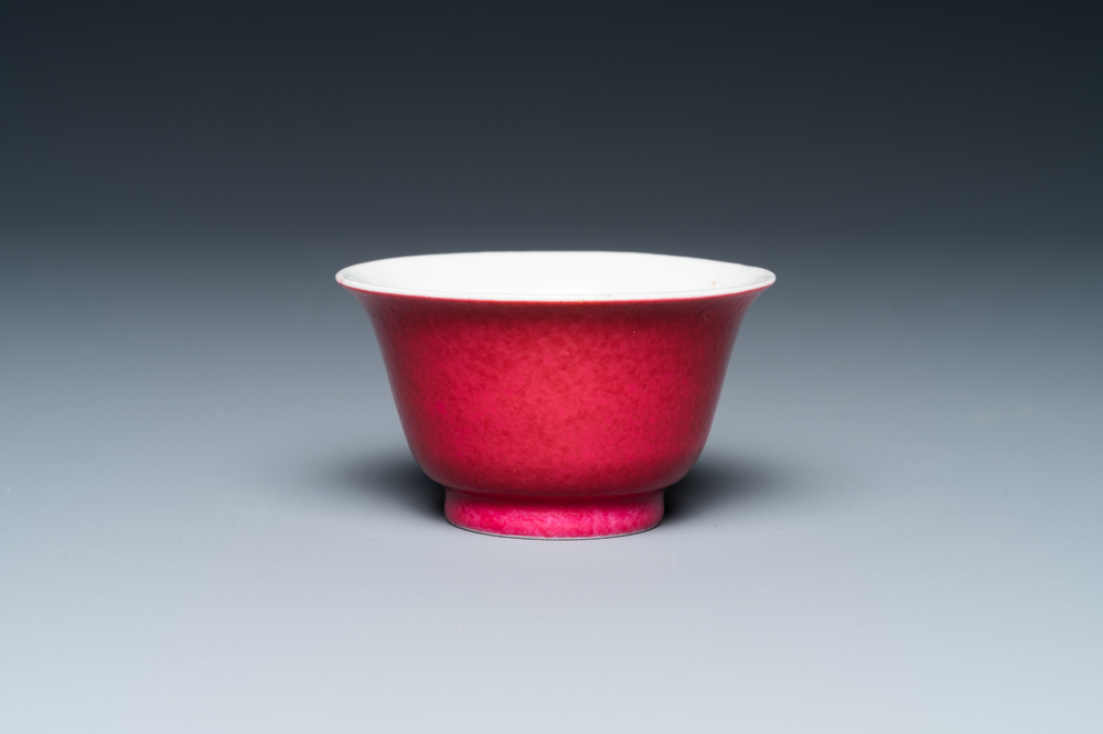 Un bol en porcelaine de Chine rouge de rubis monochrome, marque et &eacute;poque de Qianlong