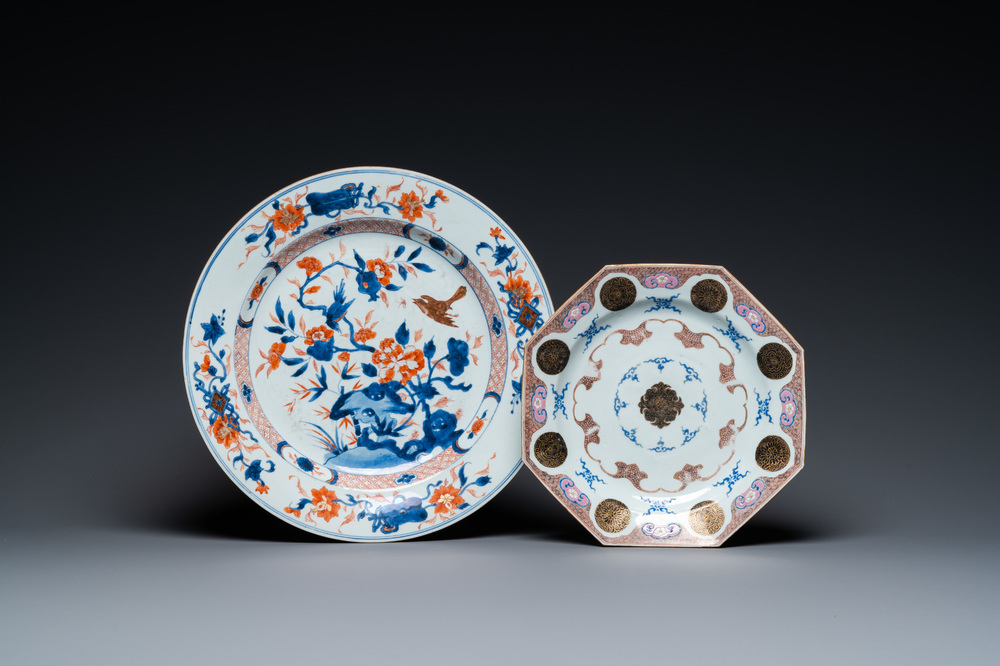Un plat en porcelaine de Chine de style Imari et un plat octagonal en famille rose, Kangxi/Qianlong