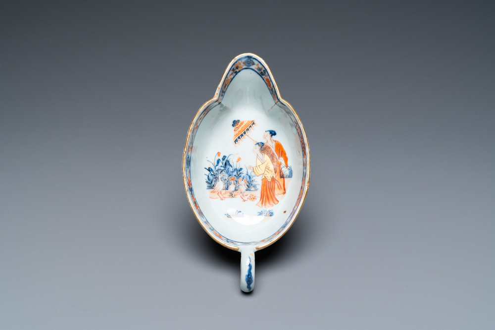 Une sauci&egrave;re en porcelaine de Chine de style Imari &agrave; d&eacute;cor 'Dames au Parasol', Qianlong