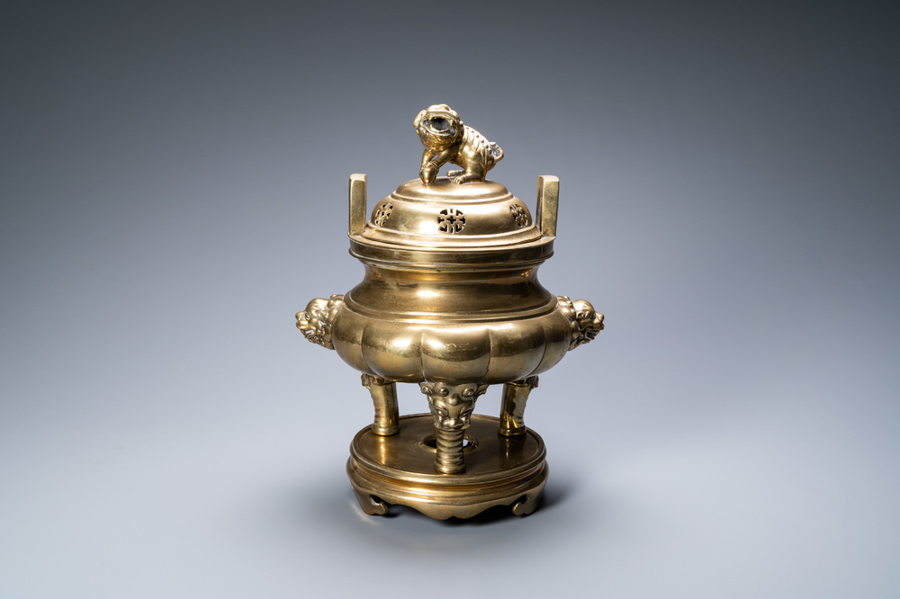 Un grand br&ucirc;le-parfum tripod couvert sur socle en bronze, Chine, marque de Xuande, 19&egrave;me