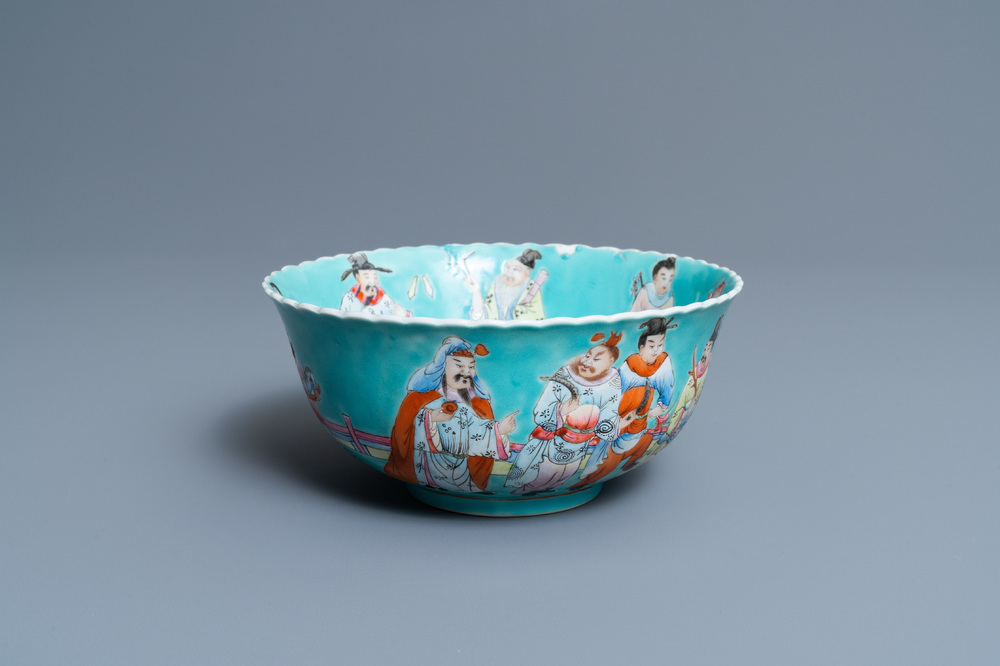 Un bol en porcelaine de Chine famille rose sur fond turquoise, marque de Qianlong, R&eacute;publique