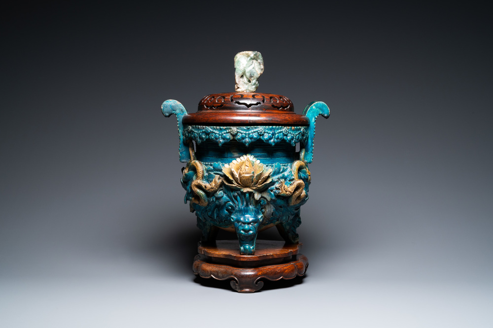 Un grand br&ucirc;le-parfum en porcelaine de Chine de type fahua sur un socle en bois et un couvercle au fretel en quartz, Ming